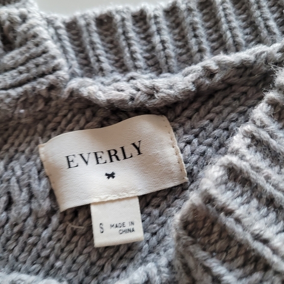 Everly gray cable knit fringe sweater - Picture 4 of 9